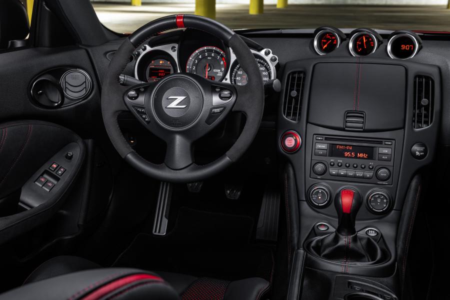 Торпедо Nissan 370Z 50th Anniversary (Z34) 2019 года  (NA) (фото 13 из 29)